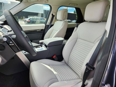 Used 2025 Land Rover Discovery S image 10