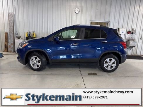 Used 2017 Chevrolet Trax LT w/ LT Convenience Package image 2