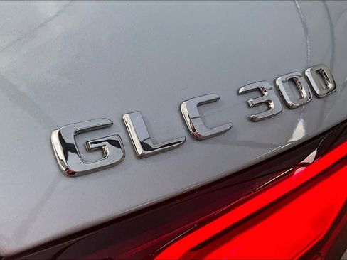 Used 2025 Mercedes-Benz GLC 300 4MATIC image 31