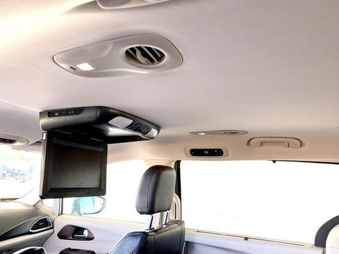 Used 2017 Chrysler Pacifica Touring-L image 16