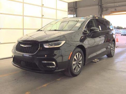 Used 2021 Chrysler Pacifica Touring-L FWD image 18