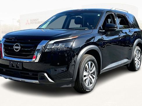 Used 2025 Nissan Pathfinder SL image 1