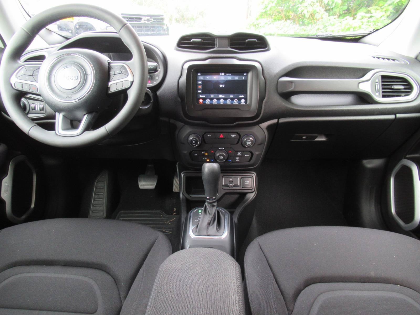 Used 2019 Jeep Renegade Latitude FWD image 12