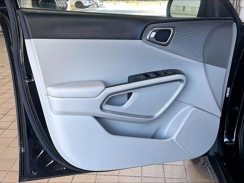 Used 2022 Kia Soul LX FWD image 2