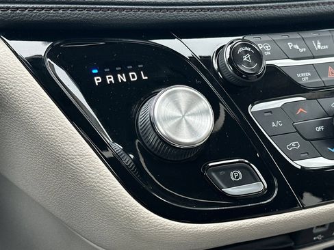 Used 2017 Chrysler Pacifica Limited FWD image 22