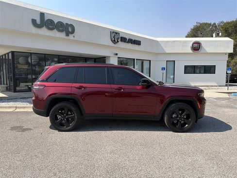 Used 2024 Jeep Grand Cherokee Limited w/ Black Appearance Package image 4