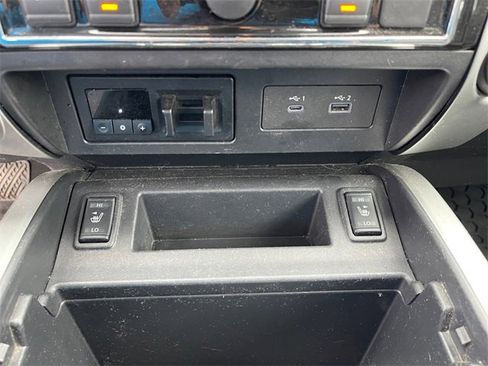 Used 2020 Nissan Titan SL image 30