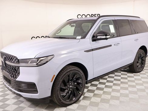 New 2025 Lincoln Navigator Reserve w/ Jet Appearance Package AWD/4WD image 10