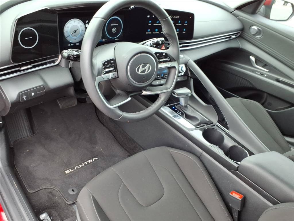 Used 2025 Hyundai Elantra SEL FWD image 11