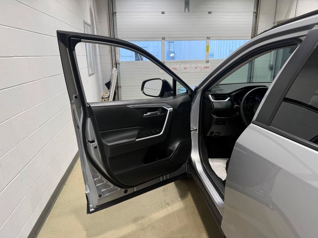 Used 2025 Toyota RAV4 XLE AWD/4WD image 20