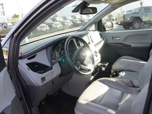 Used 2020 Toyota Sienna XLE image 14
