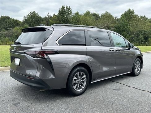 Used 2024 Toyota Sienna XLE image 8