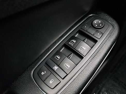 Used 2016 Chrysler 300 C image 24