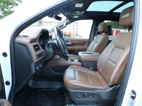 Used 2023 Chevrolet Suburban High Country w/ Advanced Technology Package AWD/4WD image 5