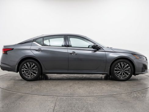 Used 2025 Nissan Altima 2.5 SV image 11