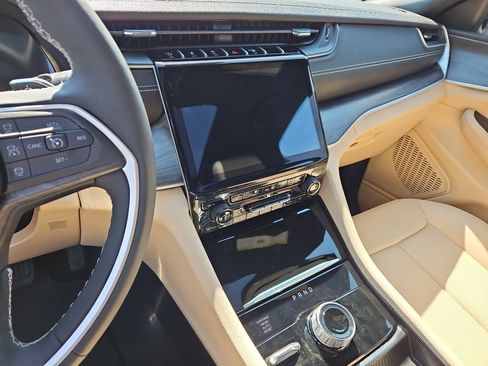 Used 2025 Jeep Grand Cherokee Limited w/ Luxury Tech Group II image 13