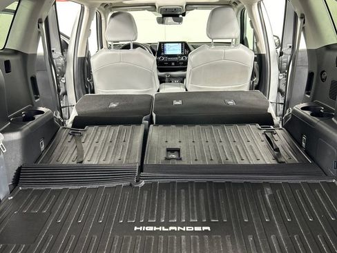 Used 2021 Toyota Highlander XLE AWD/4WD image 23