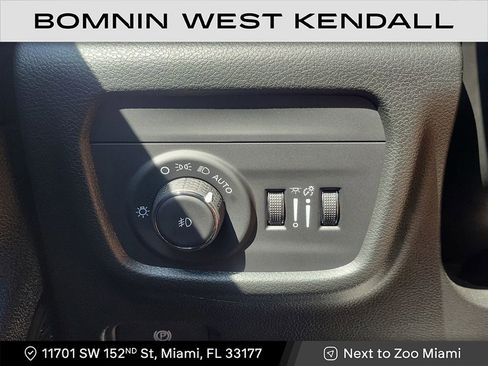 Used 2025 Jeep Grand Cherokee Limited w/ Black Appearance Package image 25