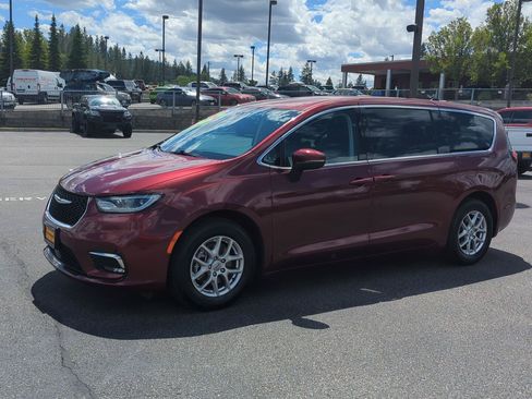 Used 2023 Chrysler Pacifica Touring-L FWD image 3