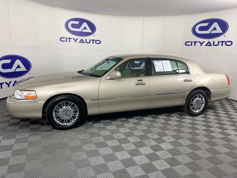 Used 2009 Lincoln Town Car Signature L image 6