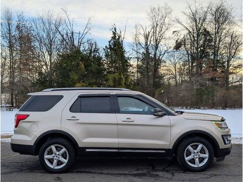 Used 2017 Ford Explorer XLT w/ Equipment Group 202A image 7