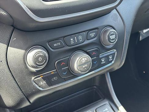 Used 2023 Jeep Cherokee Altitude Lux image 14