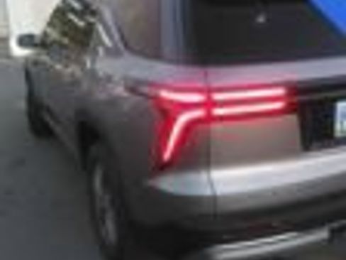 Used 2025 Chevrolet Traverse LT AWD/4WD image 9