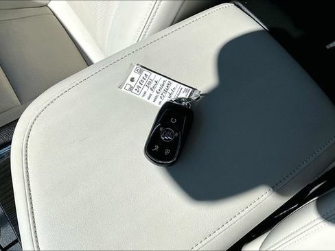 Used 2023 Buick Enclave Essence AWD/4WD image 9