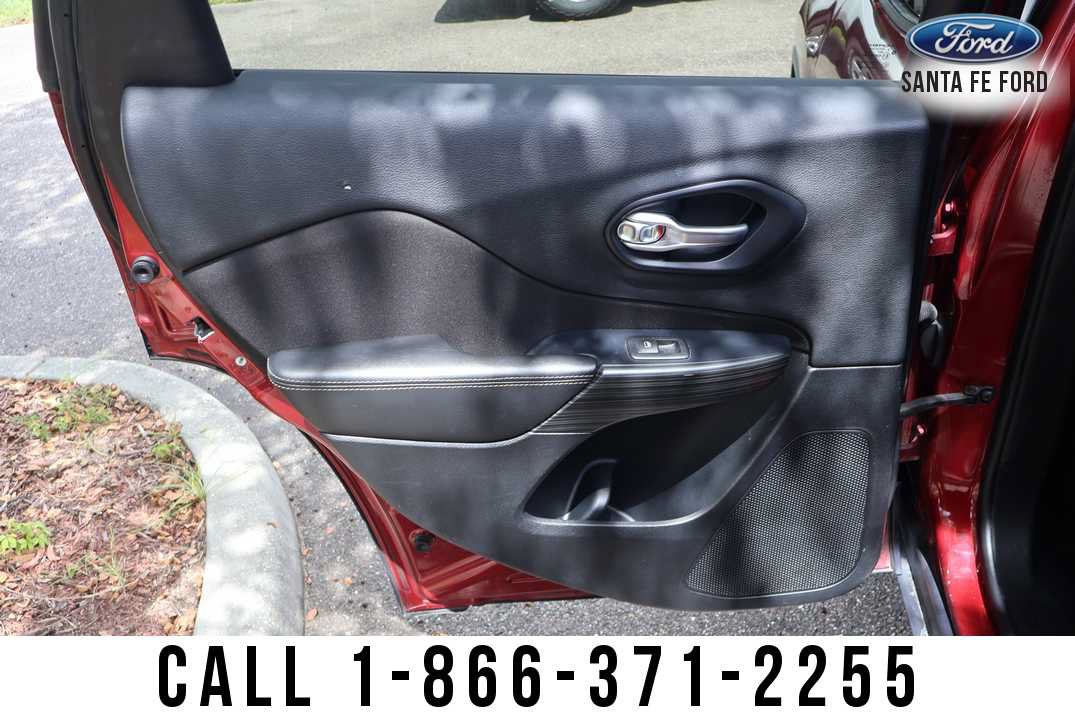 Used 2016 Jeep Cherokee Sport FWD image 13