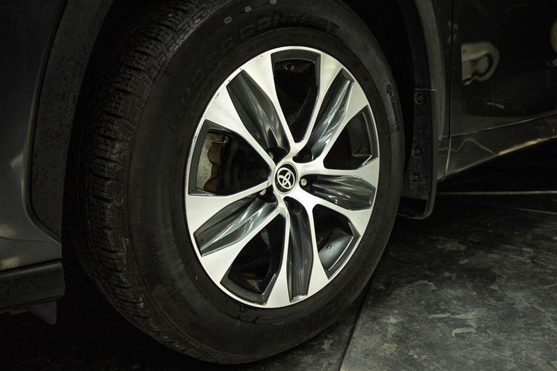 Used 2023 Toyota Highlander XLE FWD image 3