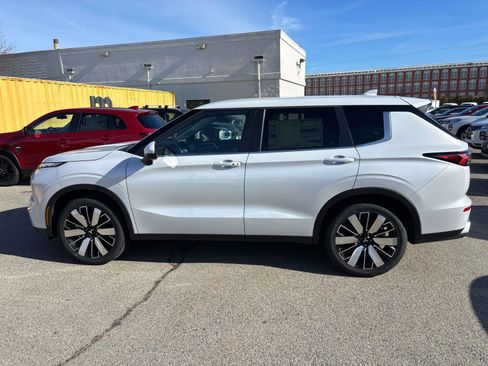 New 2026 Mitsubishi Outlander SE image 2