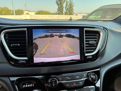 Used 2025 Chrysler Pacifica Select FWD image 22