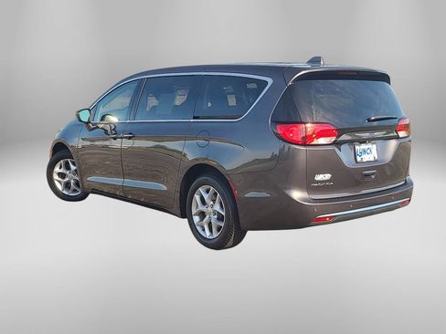 Used 2018 Chrysler Pacifica Touring Plus w/ Tire & Wheel Group FWD image 2