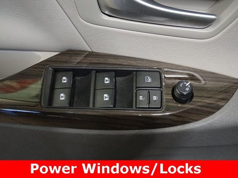 Used 2017 Toyota Sienna XLE image 5