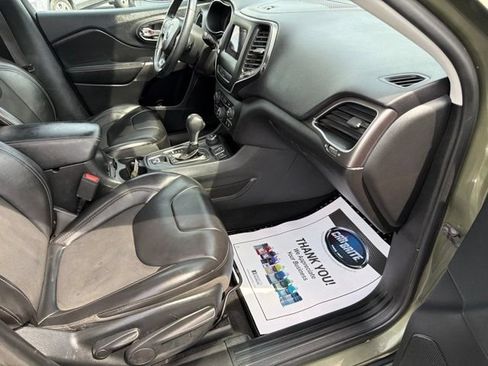 Used 2019 Jeep Cherokee Latitude Plus w/ Comfort/Convenience Group AWD/4WD image 38