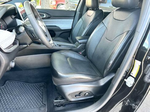 Used 2023 Jeep Compass Latitude w/ Sun and Sound Group AWD/4WD image 17
