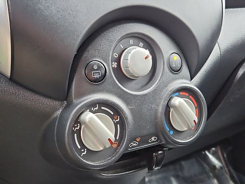 Used 2014 Nissan Versa SV image 15