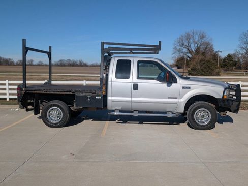 Used 2003 Ford F250 XLT image 2