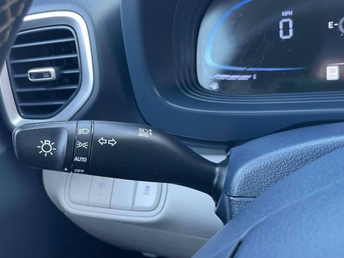 Certified 2023 Hyundai Venue Limited FWD image 23