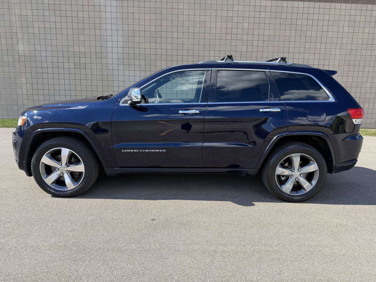 Used 2014 Jeep Grand Cherokee Overland w/ Advanced Technology Group AWD/4WD image 8