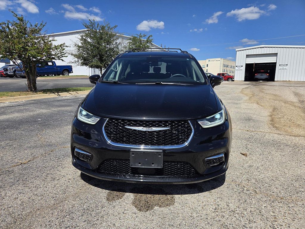Used 2022 Chrysler Pacifica Touring-L w/ Uconnect Theater Family Group FWD image 2