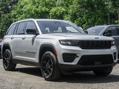 Used 2024 Jeep Grand Cherokee Altitude image 1