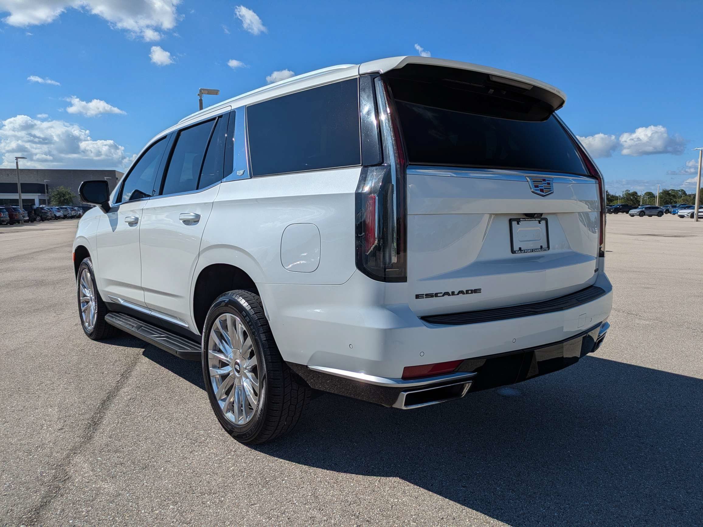 Used 2022 Cadillac Escalade Premium Luxury AWD/4WD image 6