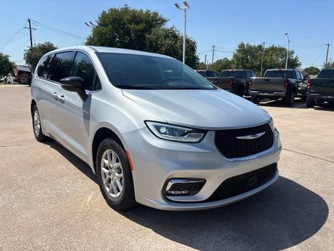 Used 2024 Chrysler Pacifica Touring-L FWD image 1