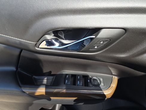 Used 2023 GMC Acadia SLE FWD image 13