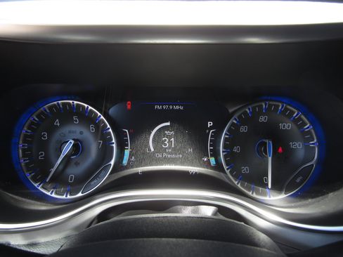 Used 2025 Chrysler Pacifica Limited FWD image 28
