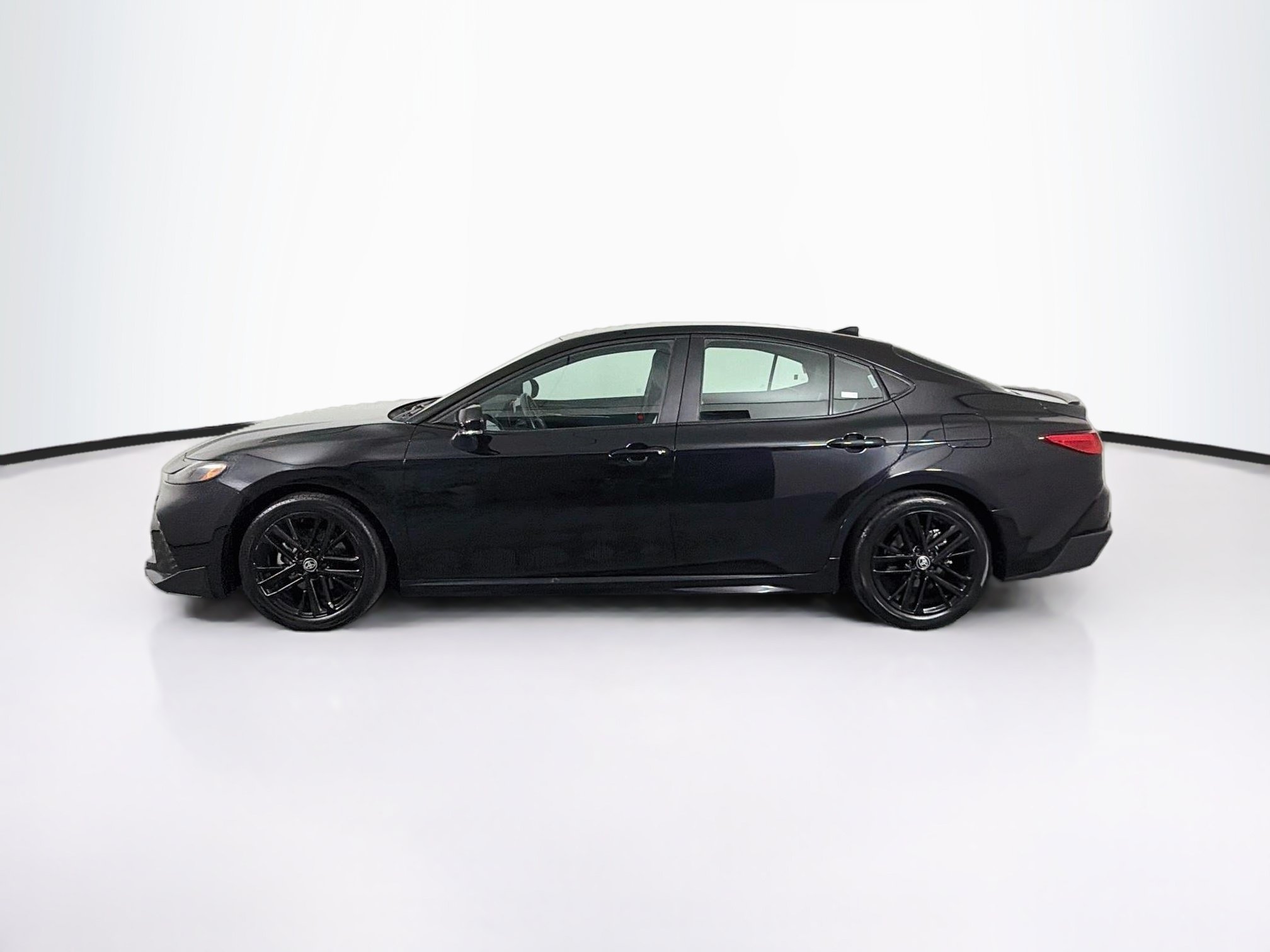 Used 2025 Toyota Camry SE FWD image 4
