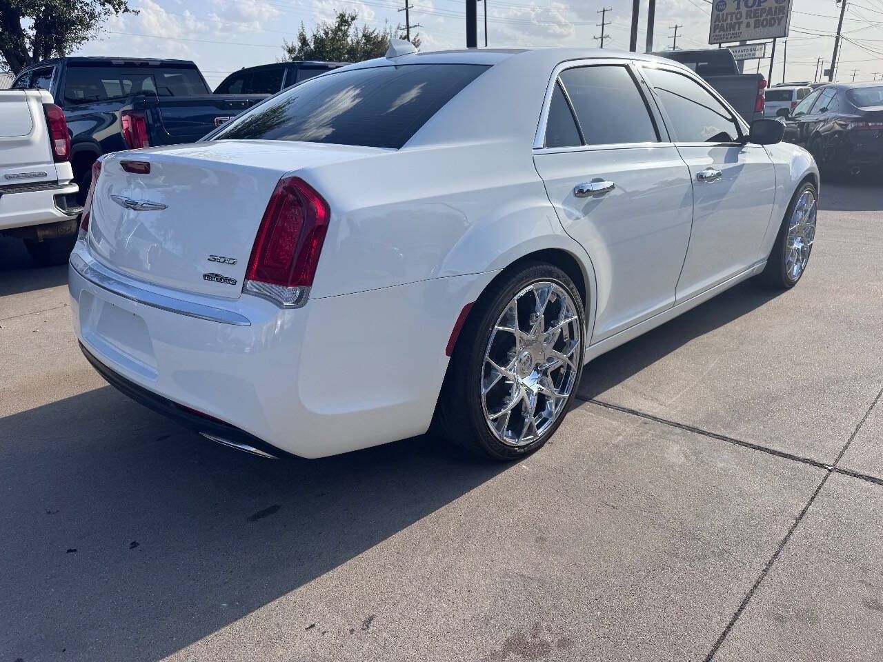 Used 2020 Chrysler 300 Touring L w/ Value Package RWD image 4