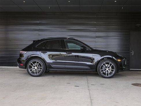 Used 2025 Porsche Macan image 8