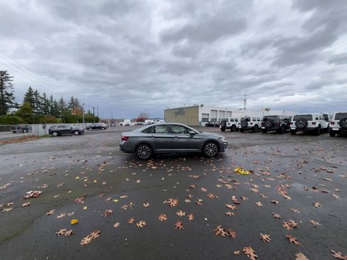 Used 2025 Volkswagen Jetta SE image 11